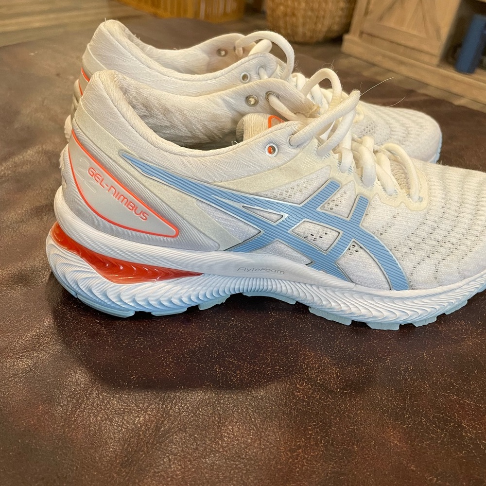 ASICS Gel-Nimbus 22 size 6
